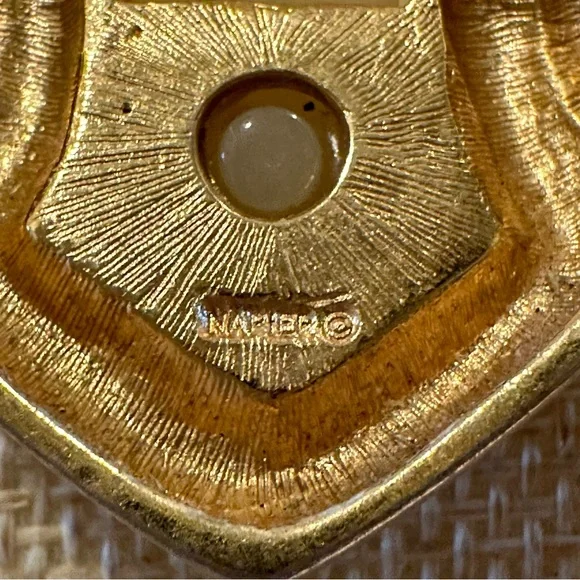 Vintage 1980’s Napier Necklace faux pearls, gold tone comes to a point, “V” - Picture 9 of 14